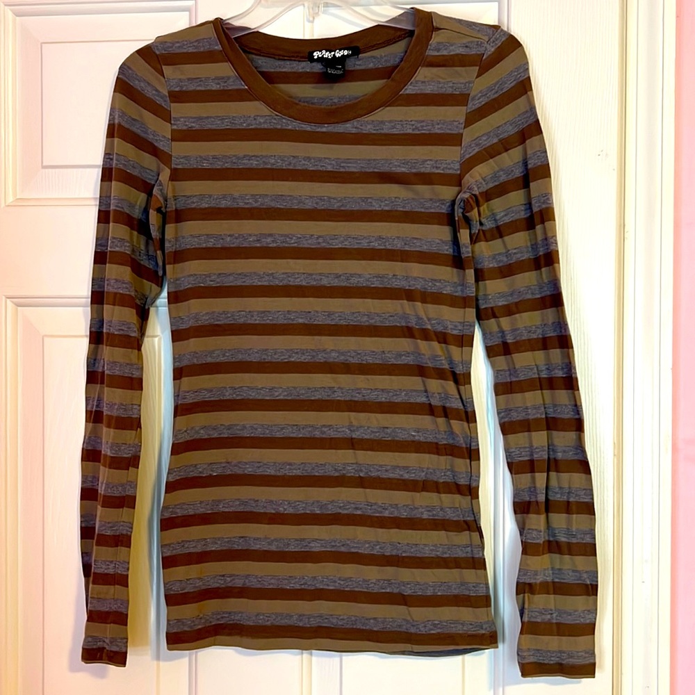 Brown striped long sleeve T shirt.